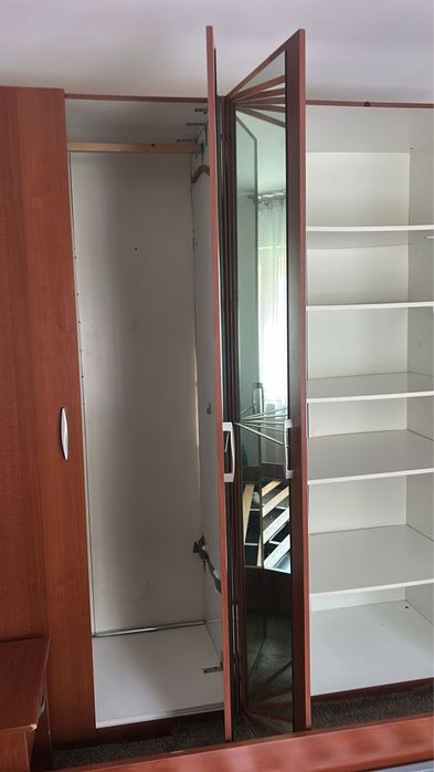 Titlu: Set complet mobilă dormitor (Dulap 4 uși cu oglindă + Pat + 2 Noptiere)
