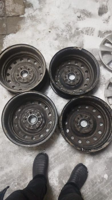 Оригинальные железные диски на toyota пятнадцатый диаметр