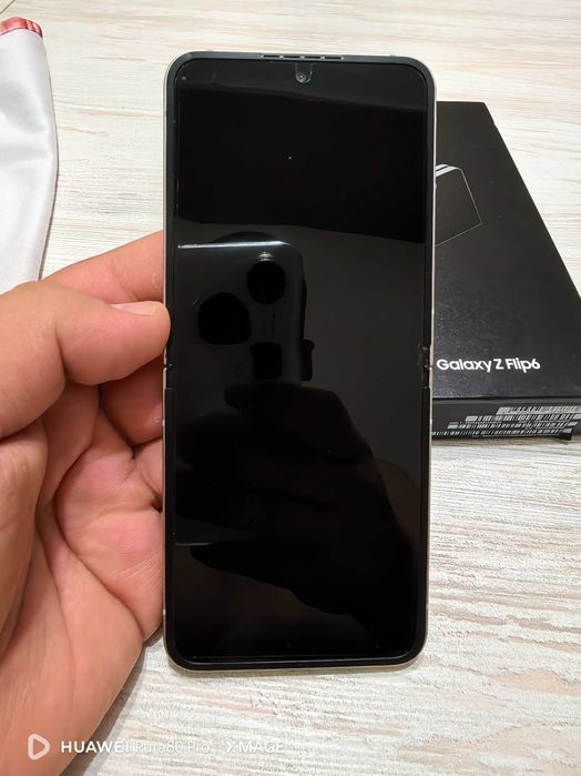Продава се Samsung Z flip 6 в перфектно састояние без забележки 12GB 256 палене комплект телефона е купуван от зора