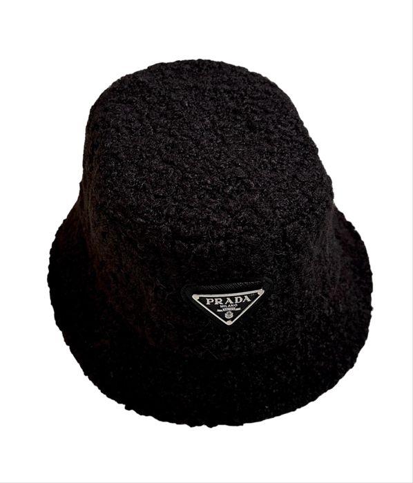 Пухена зимна шапка тип идиотка