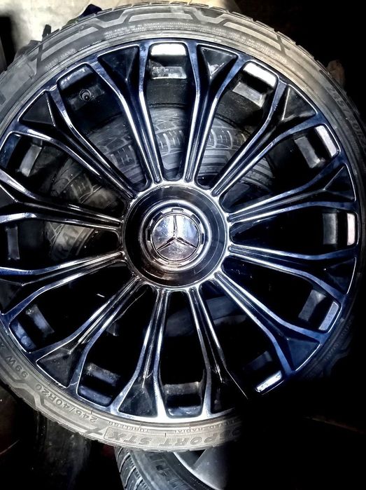 Mersedes AMG diska
R20 Malibu premyerda turgan jentra boshqa moshinala