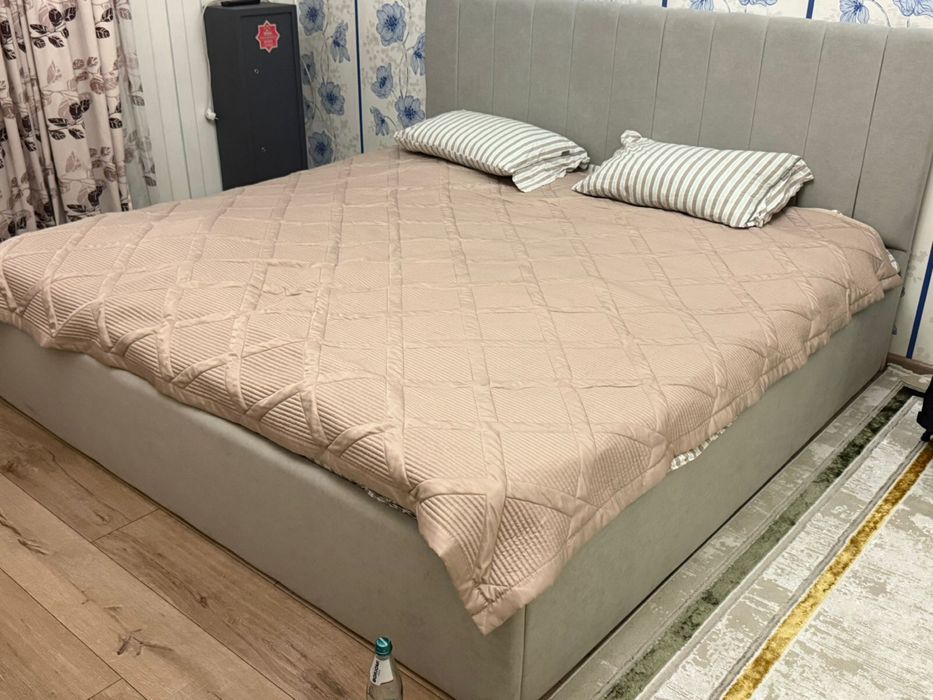 Двуспальная кровать