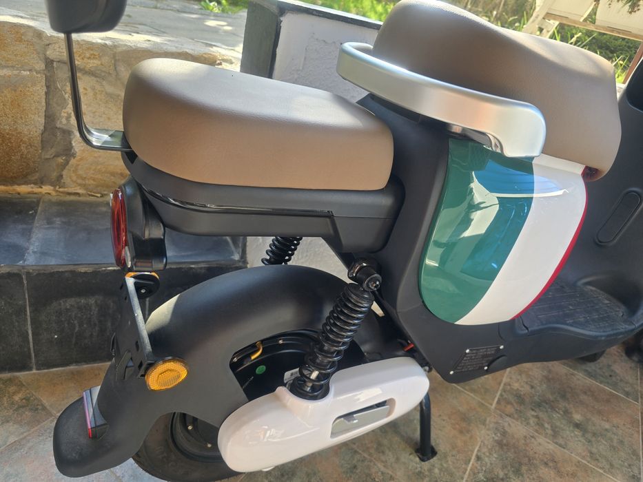 електрическият скутер Retro Volt (48V 800W 25Ah)