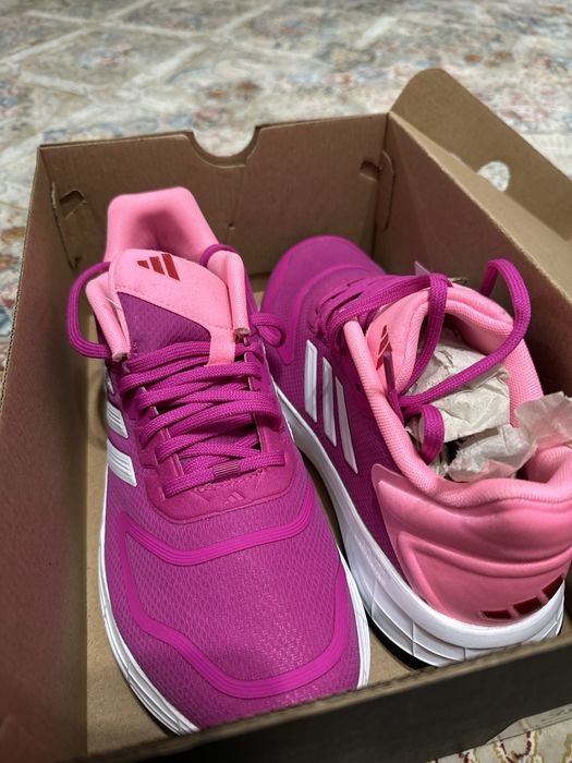 Продаю кросовки Адидас ориджинал. 39 размер