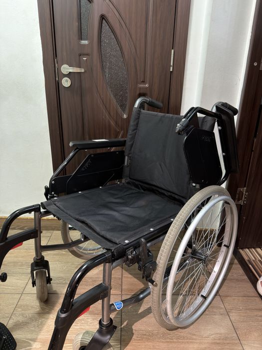 Scaun cu rotile pliabil batrani dizabilitati
