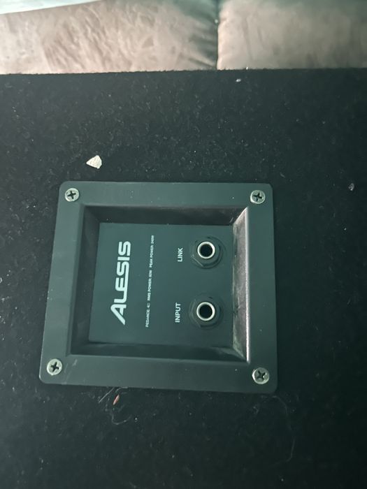 Продам 2 колонки Alesis