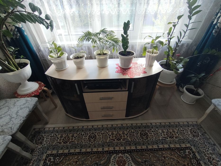 Срочно продам тумбу под телевизор .