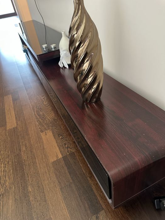 ТВ шкаф махагон и черно стъкло