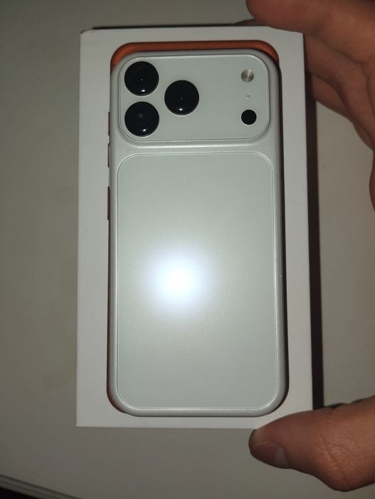 Новый Iphone 17 mini, уронили и сломался экран, НО работает идеально н