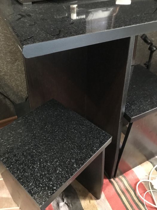 Компьютерный стол. 4 табуретки(стулья) и стол.