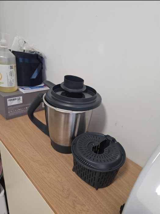 Thermomix TM6 vechime aproape 4 ani stare buna pachet dublu cu 2 boluri 2 cosuri de inabusire 2 spatule cu protectie,cutia originala si retetar