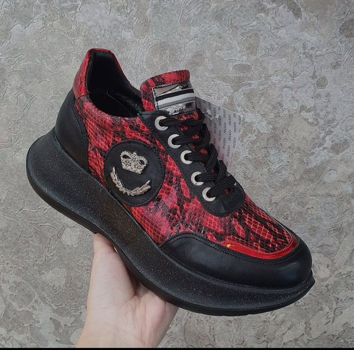 Продам новые кроссовки