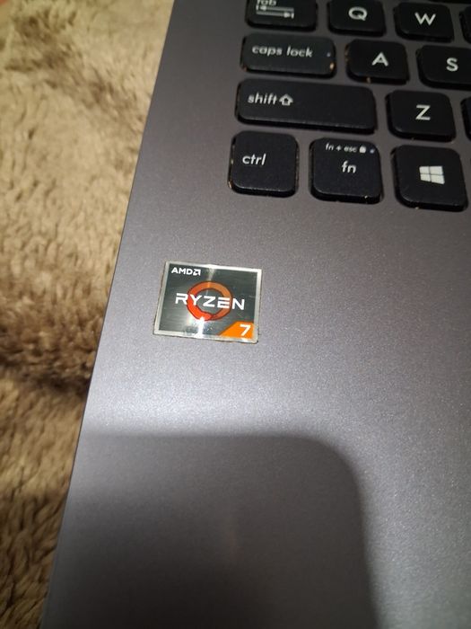 Laptop Asus Vivobook Ryzen 7 ,ssd 500, 8 g Ram , impecabil
