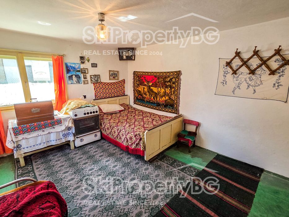 Стара къща с голям инвестиционен потенциал в село Говедарци, близо до Боровец!