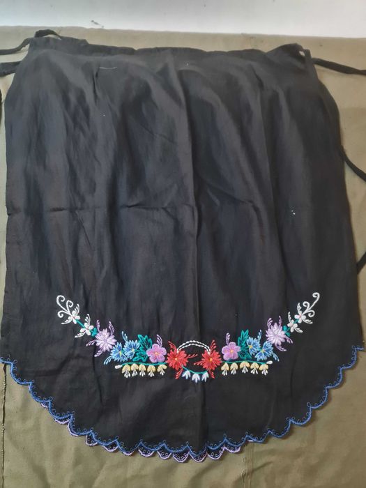 Автентични ръчно бродирани, сатенени престилки