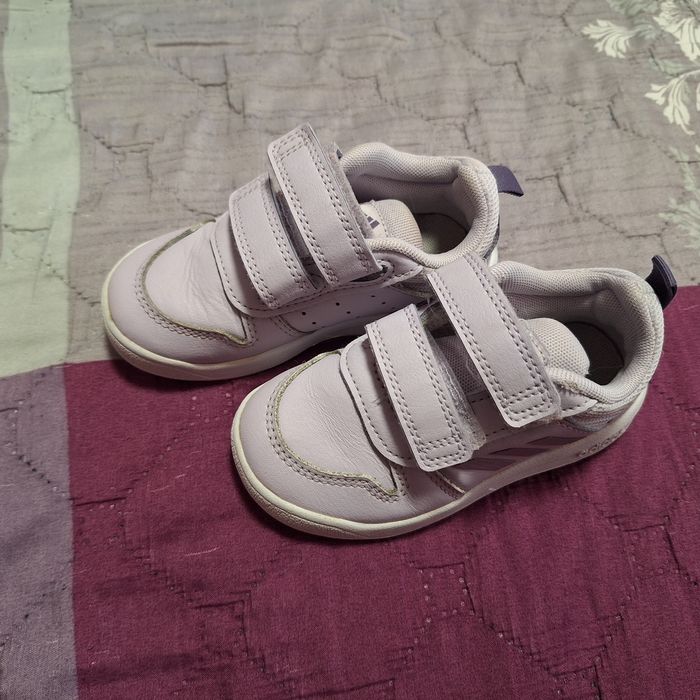 Два чифта детски маратонки, номер 23 на цената на един