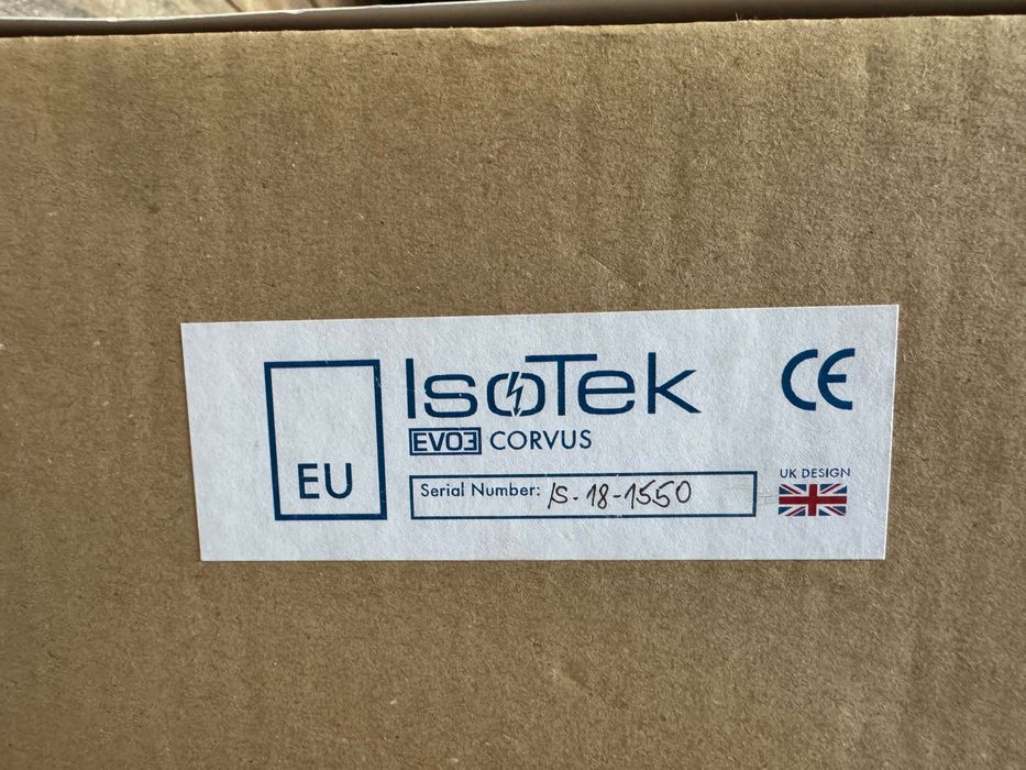 Чисто нов захранващ филтър IsoTek EVO3 Corvus + кабел Premier (9 гнезда)