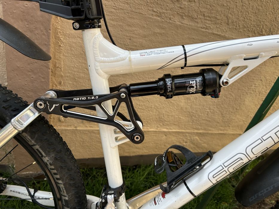 Bicicleta mountain bike full suspension