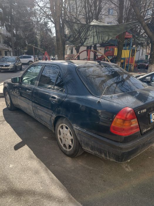 Vând Mercedes C 180