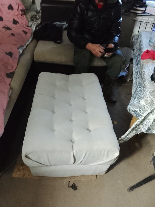 Зеркало и маленки диван