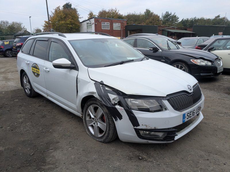 Dezmembrari / Dezmembrez Skoda Octavia 3 Combi (5E5) 2.0 TDI CRMB cutie viteze manual cod culoare LS9R