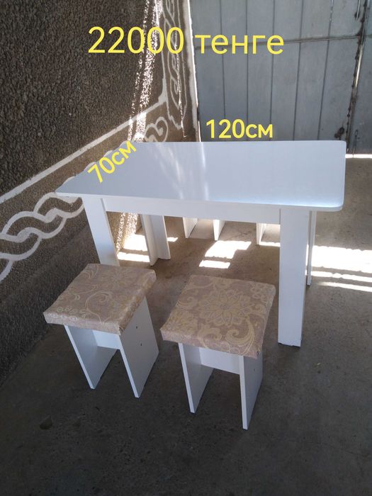 Новый стол и 4 табуретки