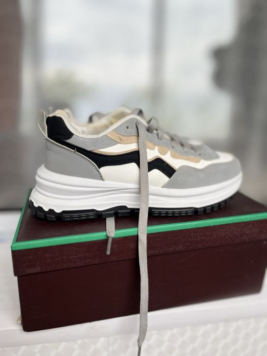 Продаю кроссовки 2 пары