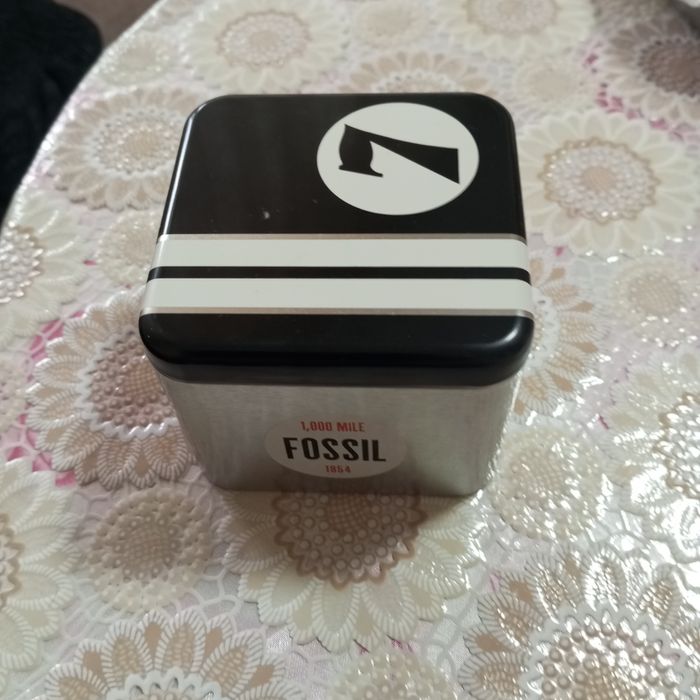 Часовник Fossil чисто нов