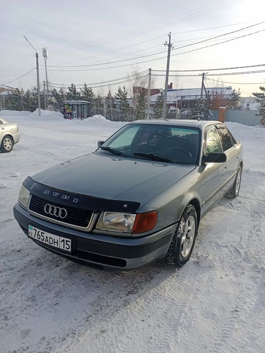 Автомобиль ауди серый