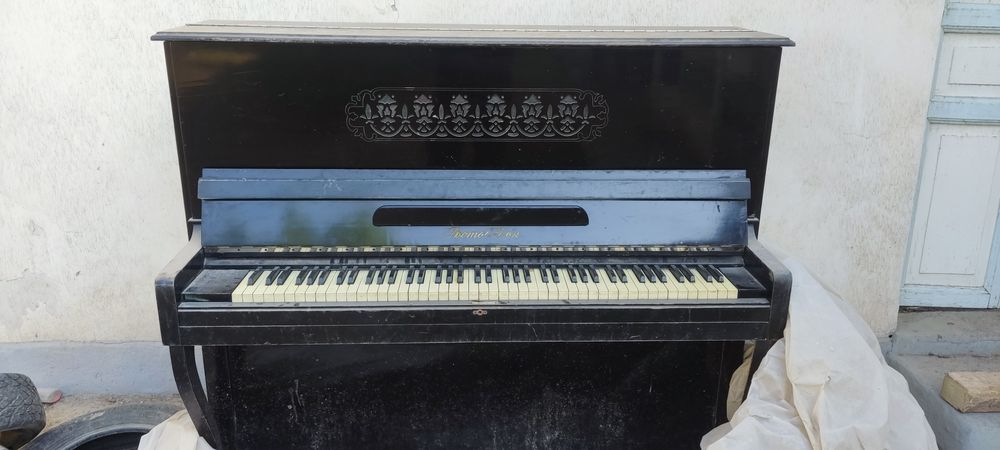 Продается пианино срочно 750.000 сум