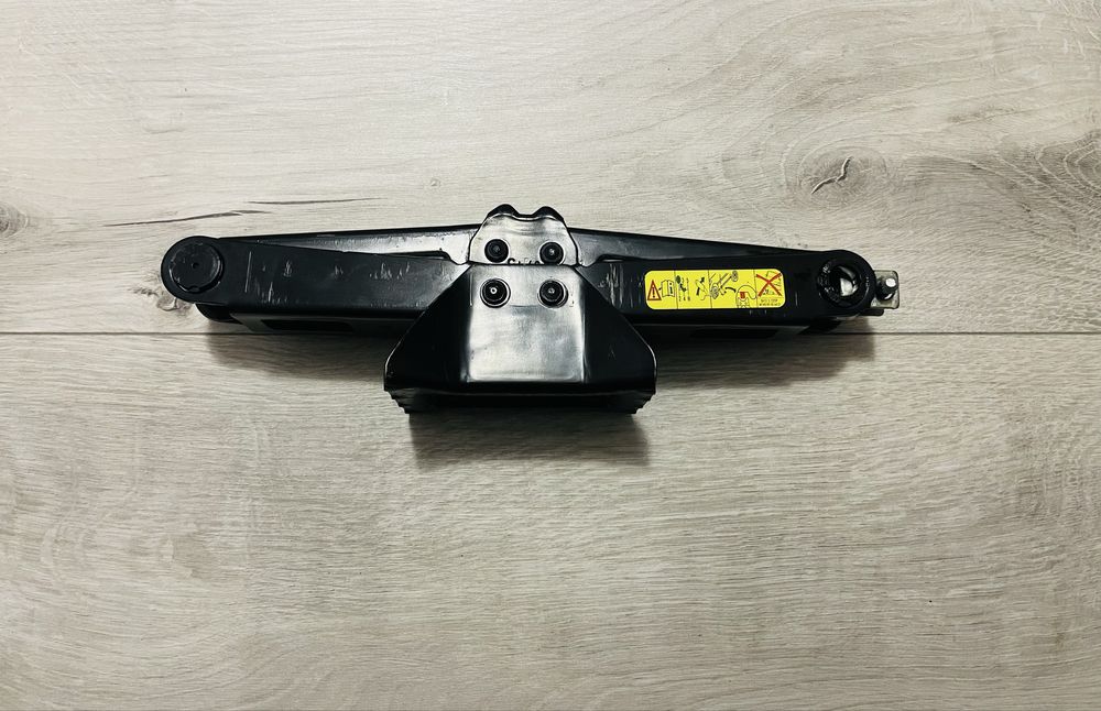 Оригинален комплект крик, ключ и кука за Citroen/Peugeot