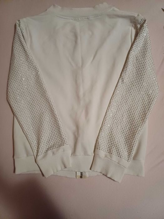Дамска бяла жилетка с кристали