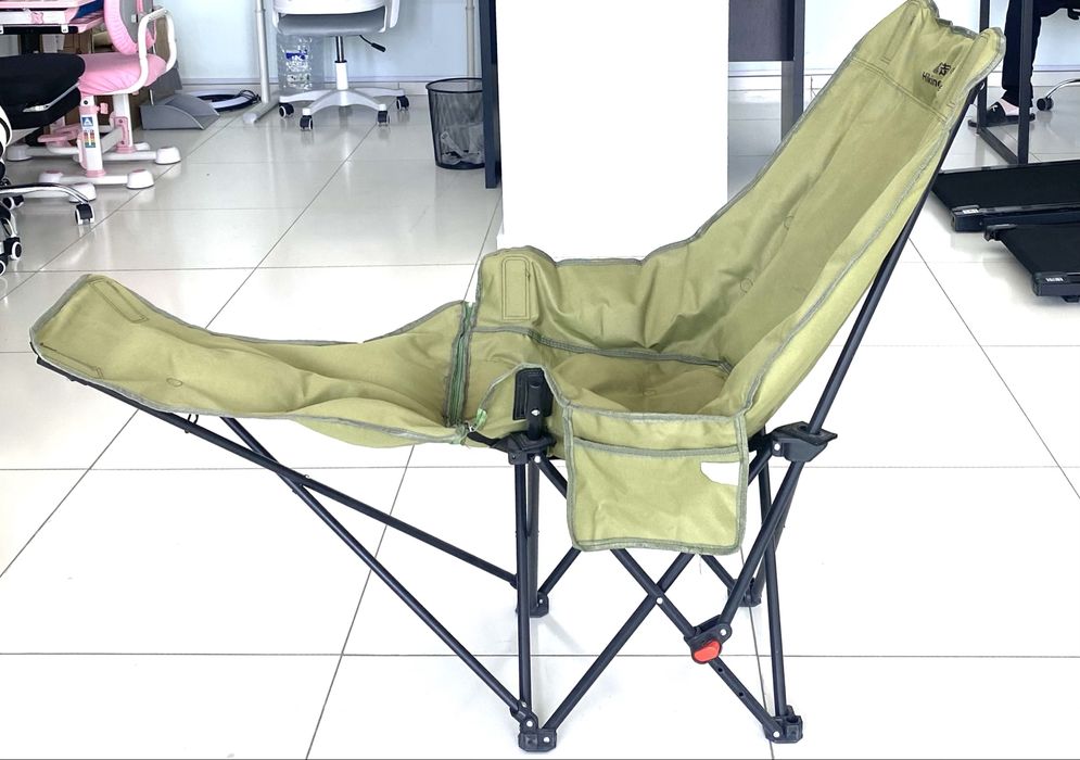 Складное кресло-шезлонг, мягкий матрас, подставка для ног