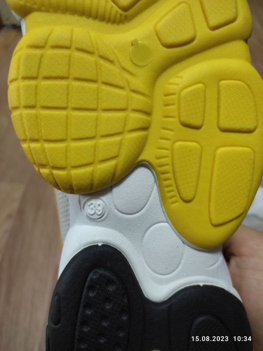 Продам кроссовки новые