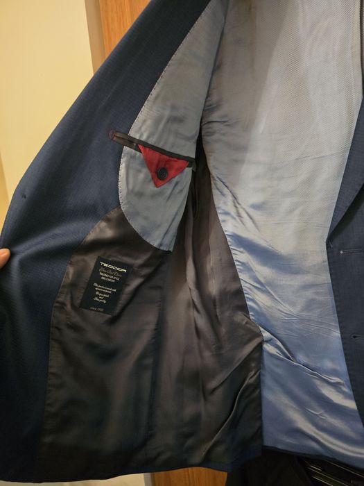 Продавам костюм теодор слим фит