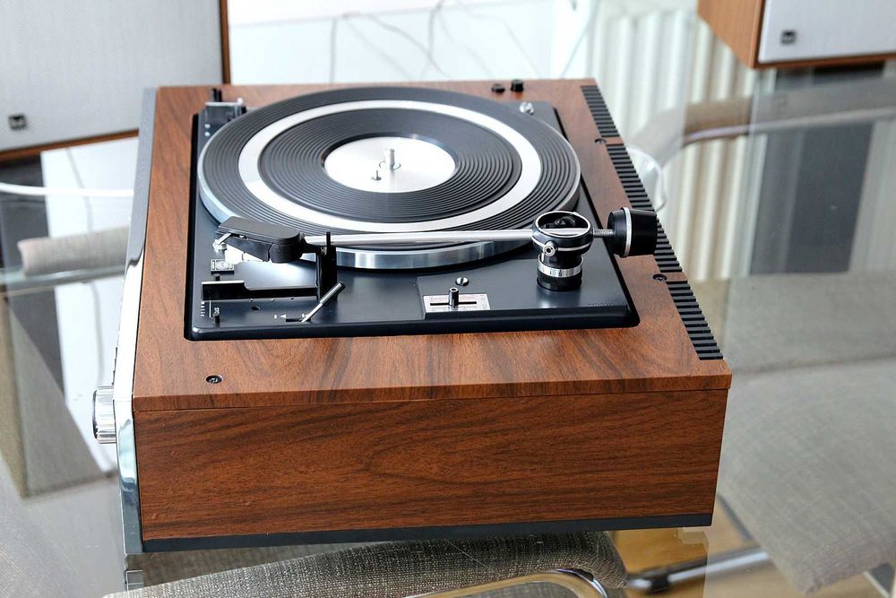 Telefunken 4040 HI-FI center cu pick-up PE 3046 , radio si amplificare 2 X 22 Wati 4 Ohmi si boxe Dual CL 136 complet revizuit