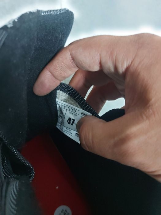 Лыжи с палками и обувью