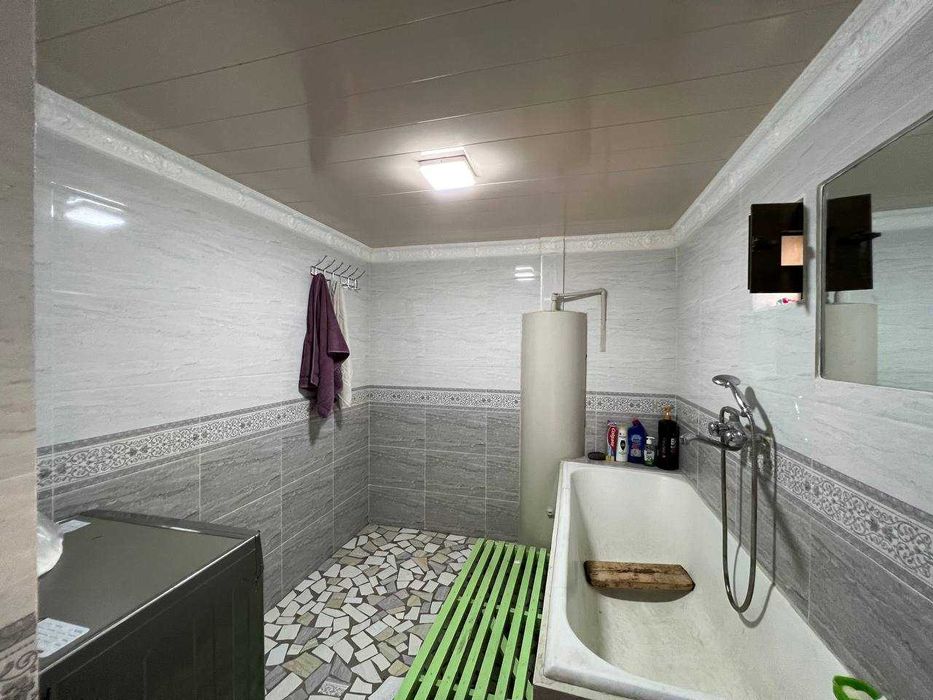 Uchastka sotiladi Sergeli tuman 4.2 sotix 8 ta xona 9chi oshxona