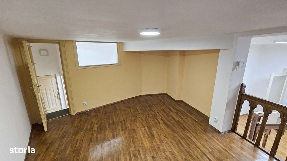 Studio generos cu aer boem și scară interioară în Centrul Istoric