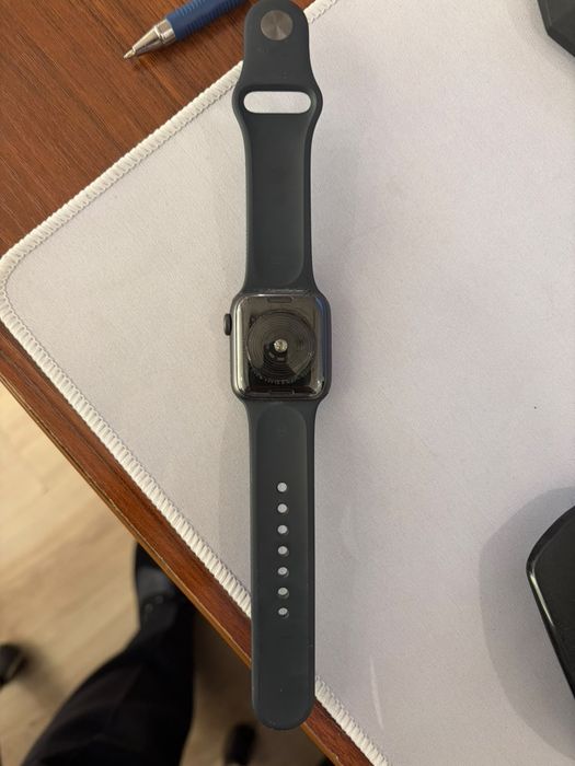 Продам Apple Watch SE