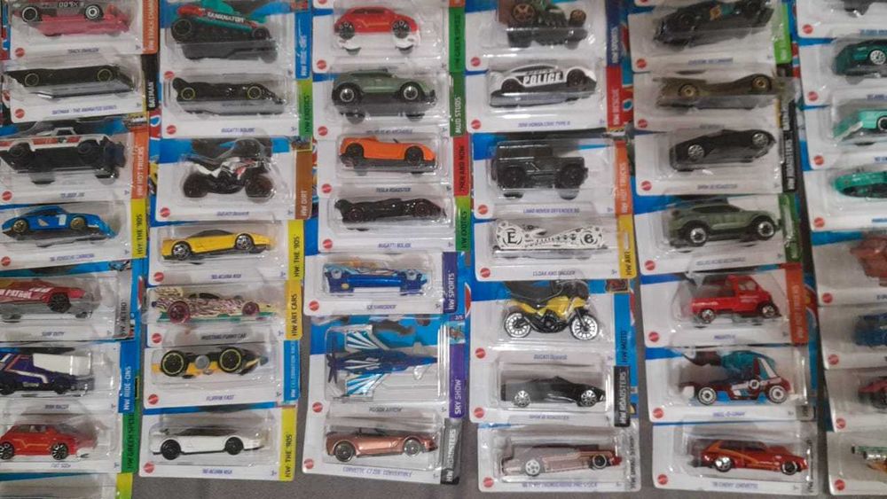 Машинка для мальчика Hot Wheels в ассортименте