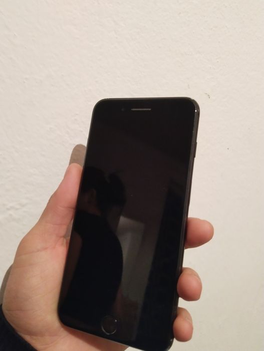 Срочно продам айфон 7+