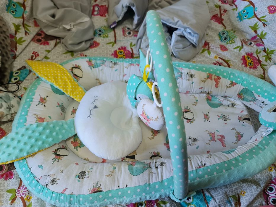 Babynest happyluna perna si arcada cu jucarii