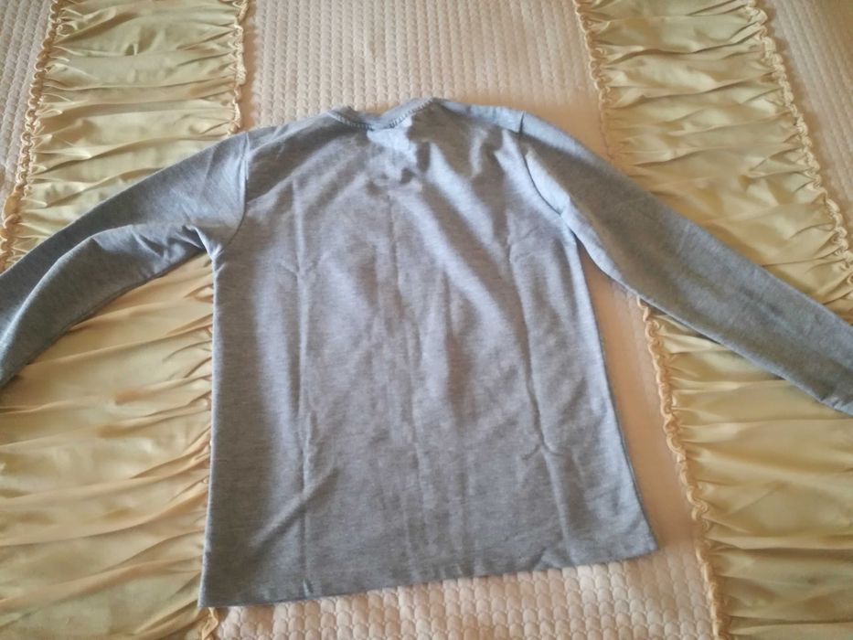 Продавам детска фланелка с дълък ръкав с надписи