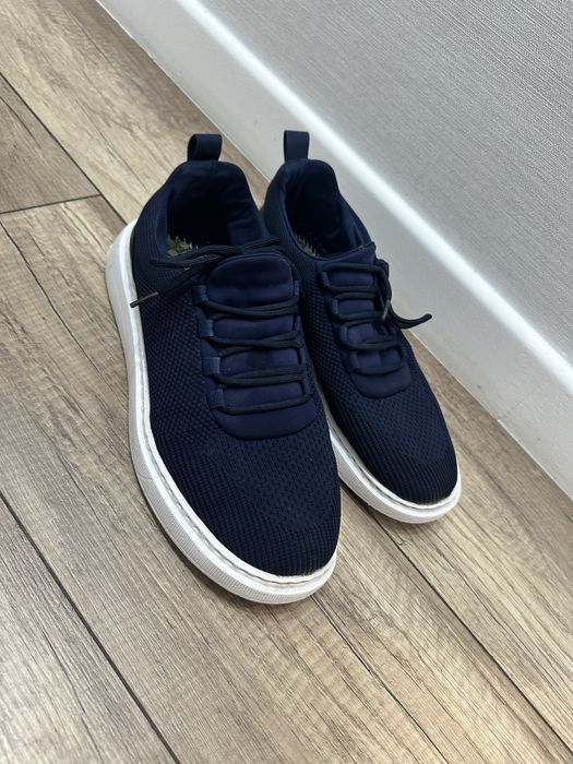 Кроссовки бу одевали пару раз за 3000 тенге