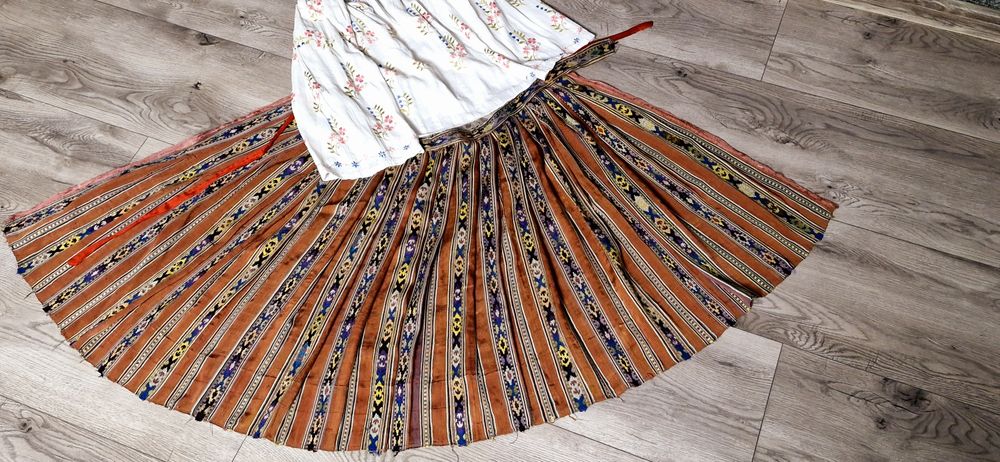 Ie și valnic din matase