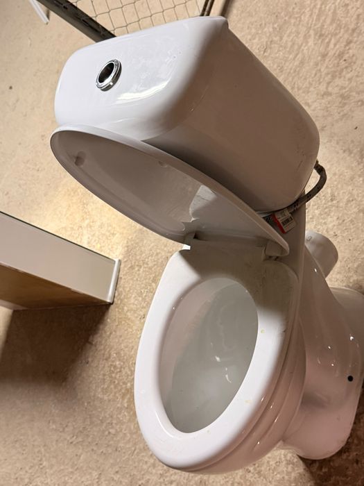 Унитазы белые продам