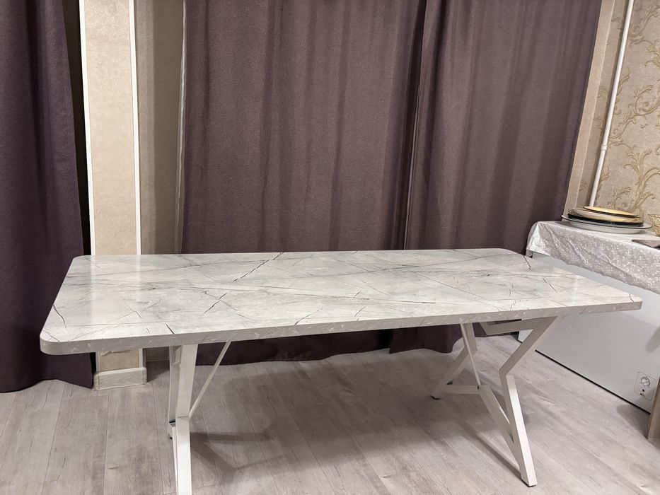 Продам стол кухонный большой