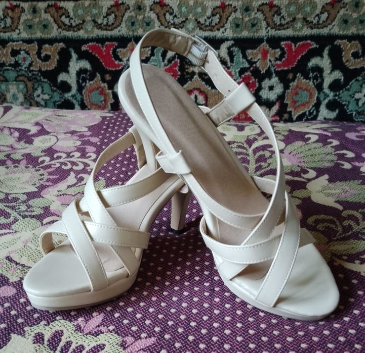 Продаю новые босоножки