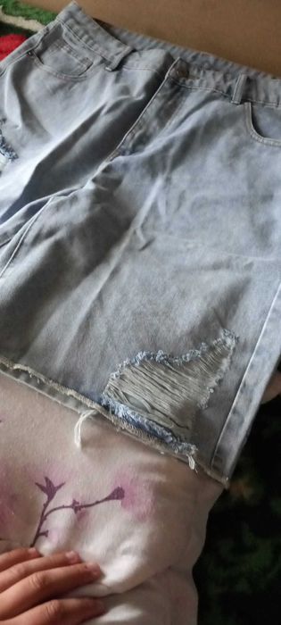 Vand pantaloni scurți